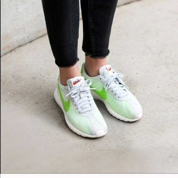 Nike Shoes - Nike Roshe ld1000